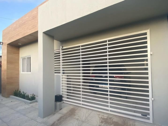 Portão automático de aço instalado pela Serralheria Mãos de Aço